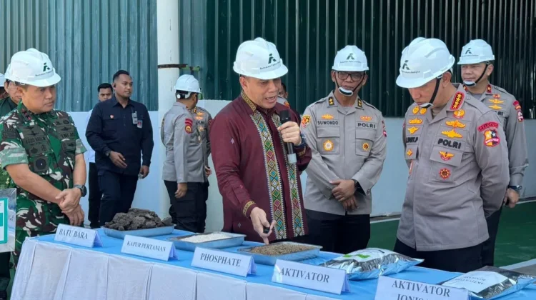 Kapolri Salurkan 80 Ton Pupuk Batu Bara untuk Petani Riau