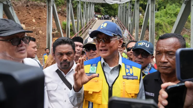 Menteri PU Apresiasi Gotong Royong Warga Jaga Akses Jembatan Enang-Enang