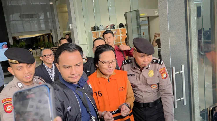 Eks Sekjen MPR Ma'ruf Cahyono Resmi Gunakan Rompi Orange KPK