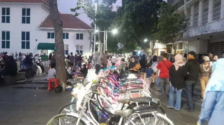 Bertahan dari Kayuhan Sepeda Ontel di Kota Tua Jakarta