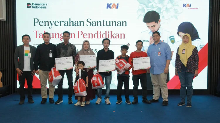 KAI Salurkan Beasiswa Rp300 Juta bagi Lima Anak Korban Kecelakaan