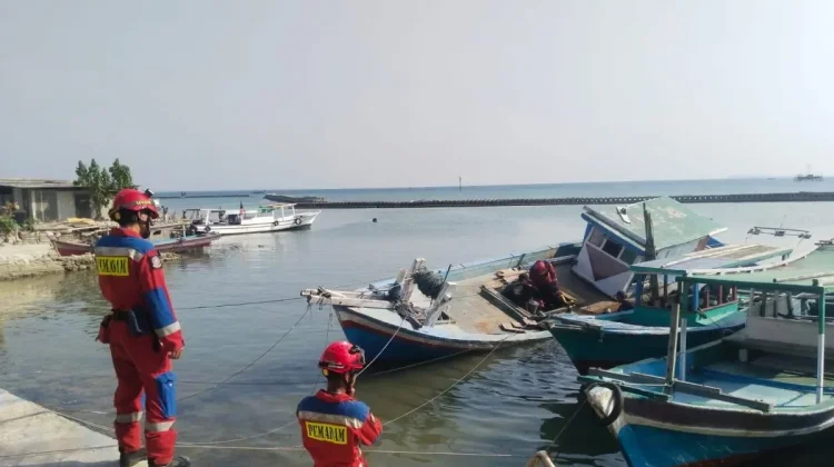 Gulkarmat Evakuasi Kapal Bocor di Perairan Pulau Pari, Tak Ada Korban