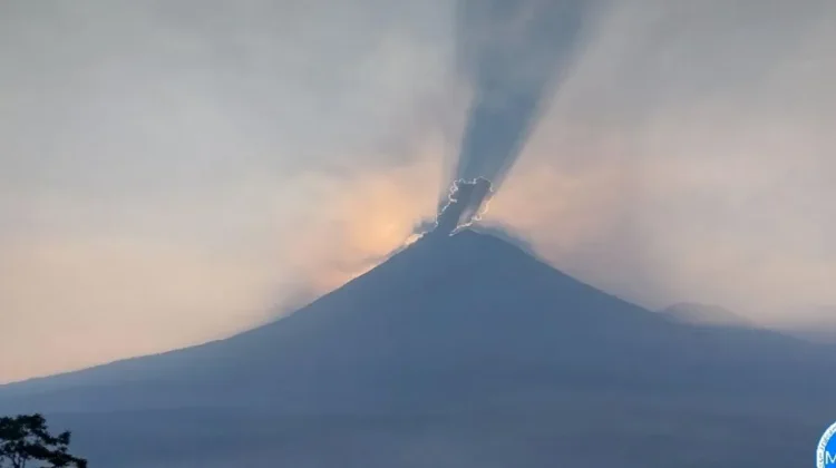 Semeru 8 Kali Erupsi Sehari, Letusan Tertinggi 900 Meter