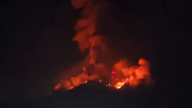 Gunung Karangetang Meletus, Material Pijar Terlontar di Sekitar Kawah