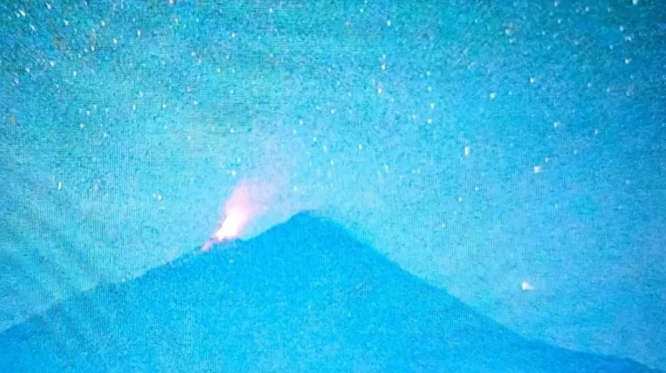 BNPB Imbau Warga-Wisatawan Jauhi Zona Bahaya Gunung Karangetang