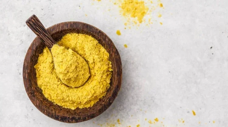 Apa Itu “Nutritional Yeast”? Bumbu Gurih dengan Rasa Mirip Keju yang Kian Populer