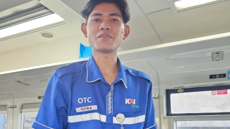 Petugas Kebersihan KAI Services Kembalikan Dompet Penumpang di Surabaya