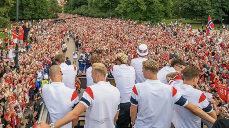 Ribuan Warga Oslo Sambut Timnas Norwegia dengan Selebrasi 'Viking Row'