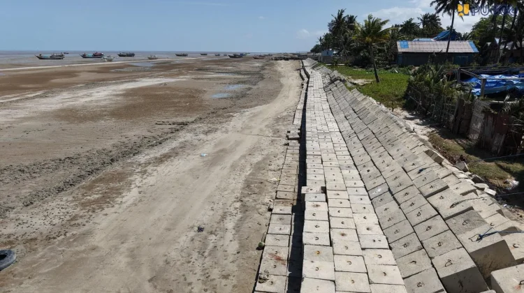 PU Lanjutkan Pengamanan Pantai Lampu Satu untuk Lindungi Kawasan Pesisir