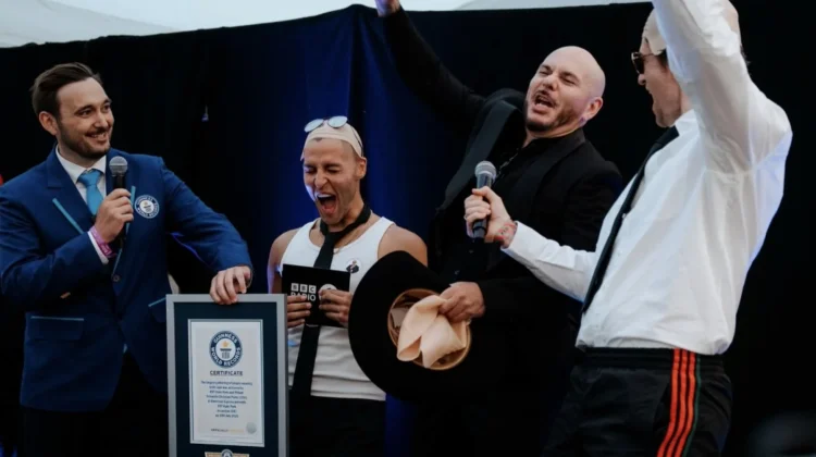 Pitbull Cetak Guinness World Record dengan 22 Ribu Penggemar Mengenakan 'Bald Cap'