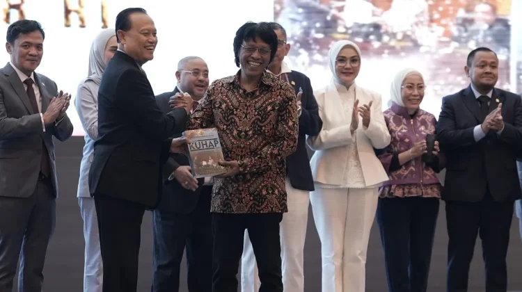 Adian Napitupulu Terima Buku Anotasi KUHAP dari Komisi III