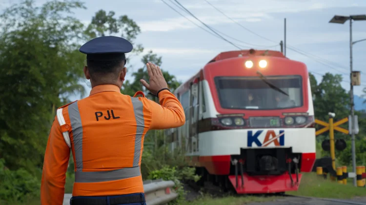 KAI Tangani 320 Perlintasan dan Kecam Penganiayaan Petugas