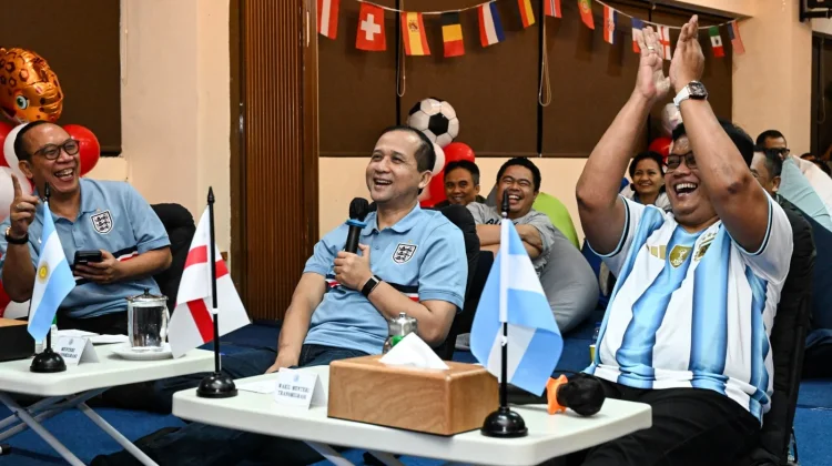 Mentrans Nobar Semifinal Piala Dunia dengan Kawasan Transmigrasi
