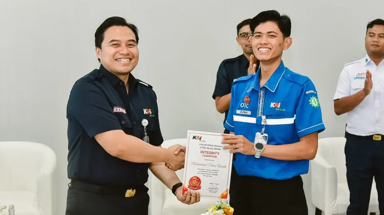 KAI Services Beri Penghargaan Petugas OTC yang Kembalikan Dompet