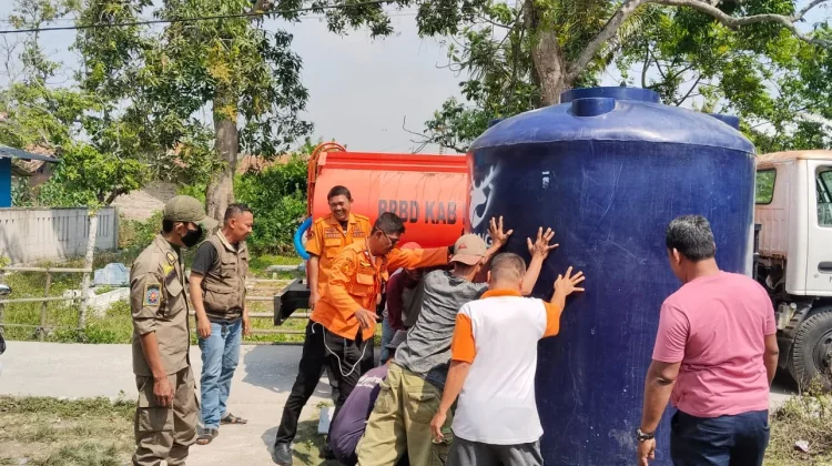 Terdampak Kekeringan Warga Pebayuran Bekasi Dapat Bantuan 15.000 Liter Air Bersih