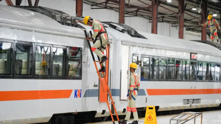 Petugas KAI Services Pasok Air Bersih sepanjang Perjalanan Kereta