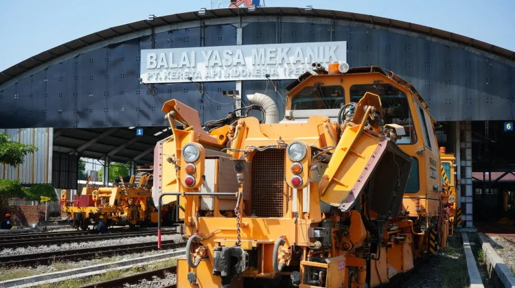 Balai Yasa Cirebon Prujakan Rawat 51 Mesin Perawat Rel KAI
