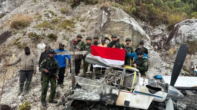 Satgas TNI dan Warga Evakuasi Puing Pesawat Pilatus di Balinggama