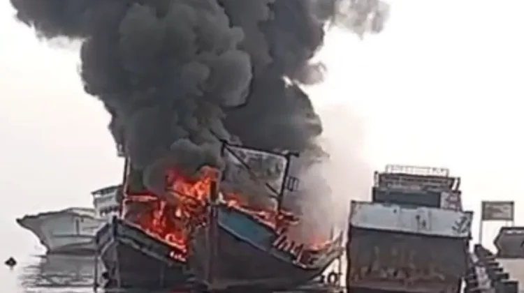 12 Unit Damkar Dikerahkan Padamkan Tiga Kapal Terbakar di Muara Angke