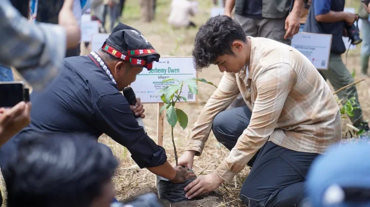 WWF Indonesia-Jerhemy Owen Salurkan Bibit Pohon untuk Pemulihan Aceh