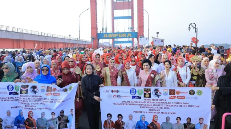 Parade Kebaya Pecahkan Rekor MURI, KOWANI Ajak Perempuan Lestarikan Budaya
