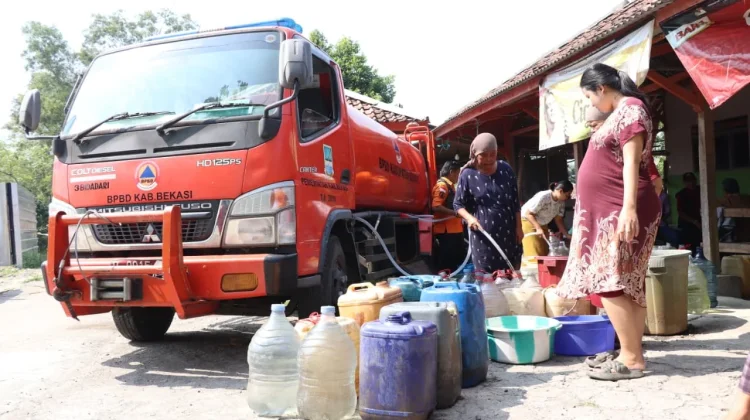 BPBD Bekasi Distribusikan 904.000 Liter Air Bersih di 9 Desa Terdampak Kekeringan