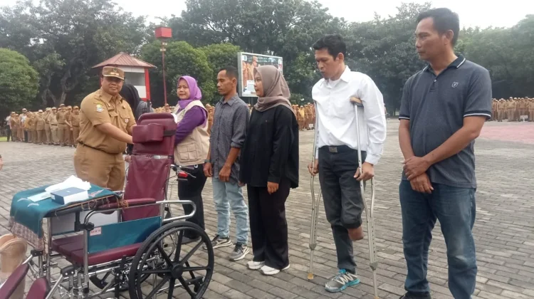 Pemkot Bekasi Salurkan 91 Unit Alat Bantu Disabilitas Bagi Warga Tak Mampu