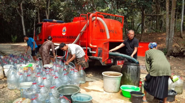 Pemkab Bekasi Salurkan Satu Juta Liter Air Sepanjang Musim Kemarau
