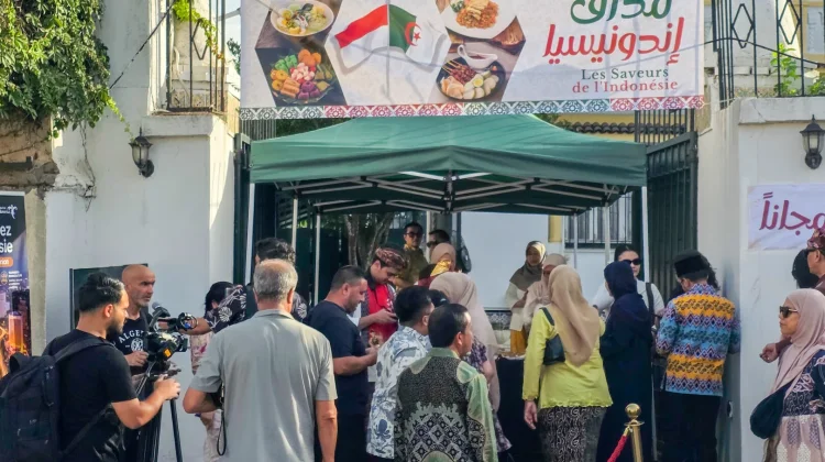 Luncurkan Program Gastrodiplomasi, KBRI Alger Bagikan Sate Ayam Gratis