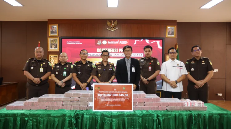 Kejari Tangsel Setor Kas Negara  Rp14,2 Miliar dari Pinjol Ilegal