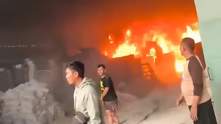Pabrik Dupa Tangerang Terbakar,  Nyaris Ganggu Penerbangan Bandara Soetta