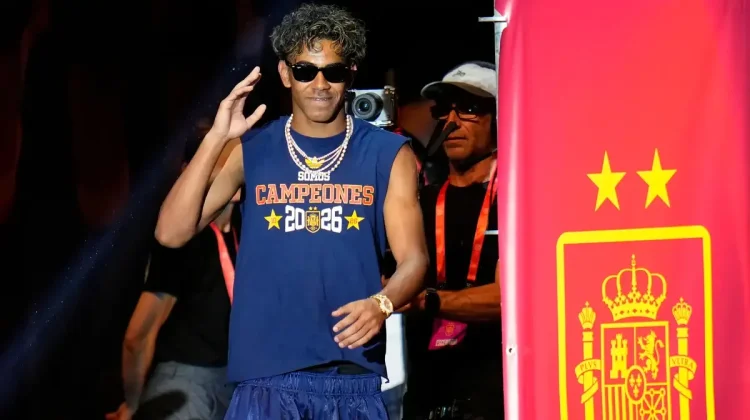 Spanduk Viral di Parade Juara Spanyol Bikin Lamine Yamal dan Pemain La Roja Tertawa