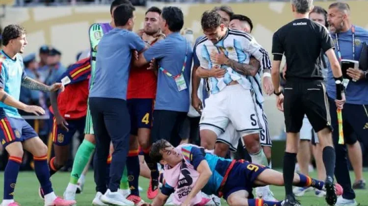 Insiden Final Piala Dunia 2026, Paredes Dibayangi Sanksi FIFA