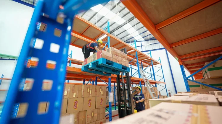 Petugas Logistik KAI Services Amankan Pasokan Makan Penumpang