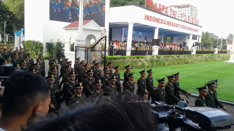 Siap Dilantik, Ribuan Calon Perwira Remaja Memasuki Istana Merdeka