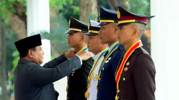 Presiden Prabowo Sematkan Penghargaan Adhi Makayasa ke Empat Perwira TNI-Polri