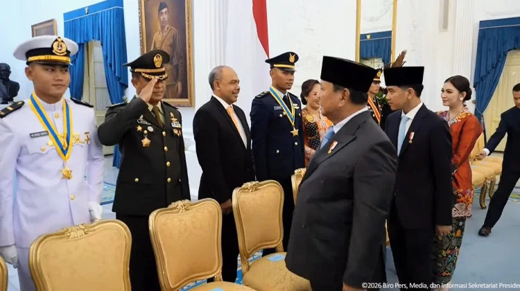 Presiden Prabowo Beri Penghormatan kepada Orang Tua Perwira TNI-Polri Baru