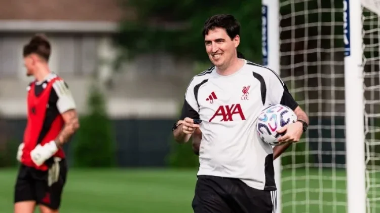 Iraola Tegaskan Liverpool Butuh Winger Baru di Musim Panas