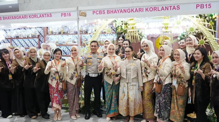 Kapolri Didampingi Kakorlantas Tinjau Bazar Kreasi Bhayangkari Nusantara 2026