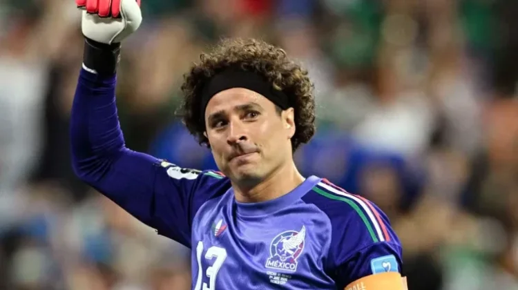 Kiper Legendaris Meksiko Ochoa Pensiun di Usia 41