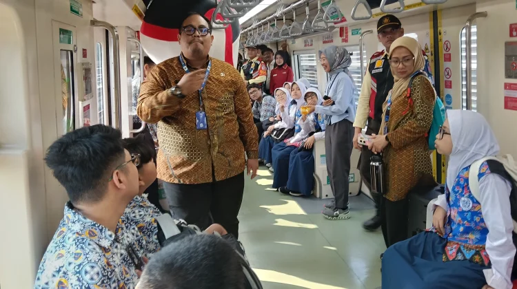 Hari Anak Nasional, Anak-anak Disabilitas Nikmati Layanan LRT Jabodebek