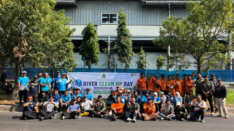 DLH Bekasi Bersih-bersih Sampah Plastik dan Tanam Pohon di Sungai Cikadu