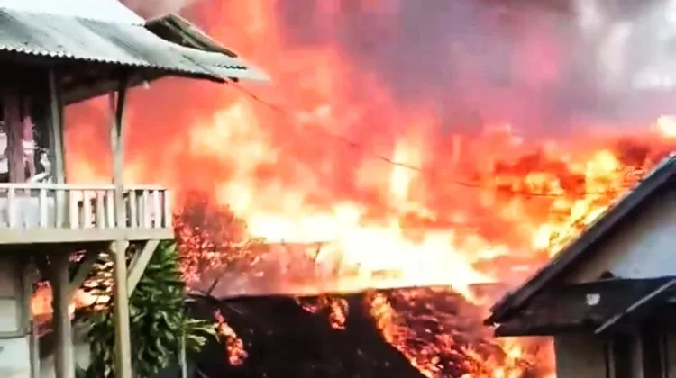 Diduga Korsleting, Kebakaran Hanguskan Puluhan Rumah di Kampung Adat Sukabumi