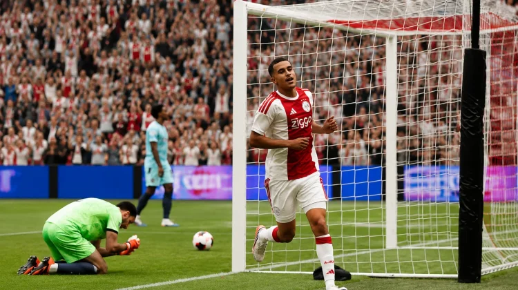Ouazane Cetak Gol Penentu, Ajax Tundukkan Burnley 2-1