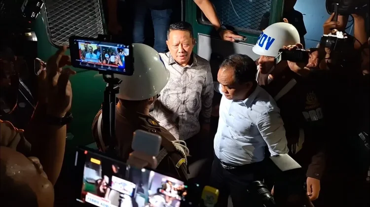 KPK Pastikan Mantan Jampidsus Kenakan Rompi Tahanan saat Registrasi di Rutan