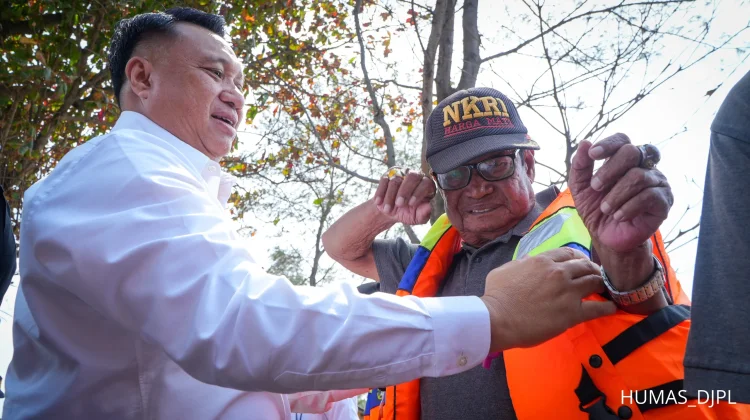 Kemenhub Salurkan 1.690 Life Jacket untuk Nelayan Cilacap
