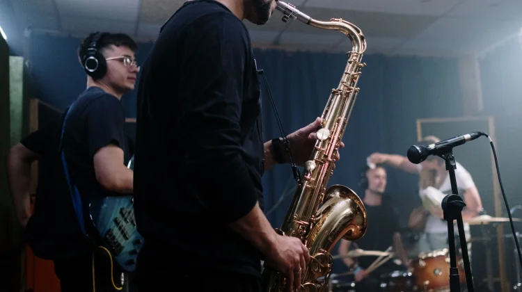 Lima Rekomendasi Lagu dengan Permainan Saksofon Ikonik