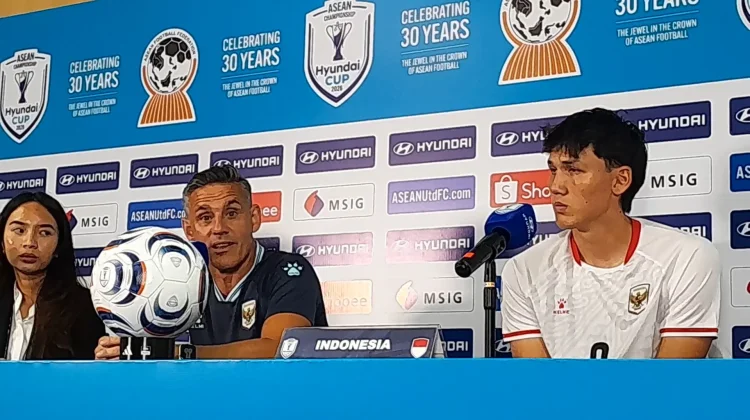 Herdman Ungkap Alasan Awali Laga dari Tribun Stadion
