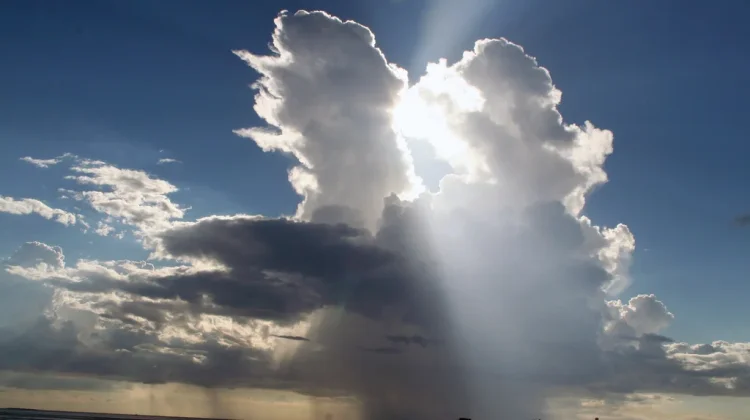 Waspada! BMKG: Awan Cumulonimbus Potensi Picu Cuaca Ekstrem hingga 4 Agustus 2026
