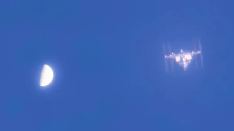 Spektakuler! Astrofotografer ini Abadikan Foto ISS dan Venus Secara Bersamaan
